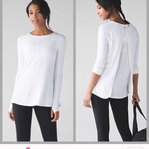 EUC Lululemon making moves LS pleated top